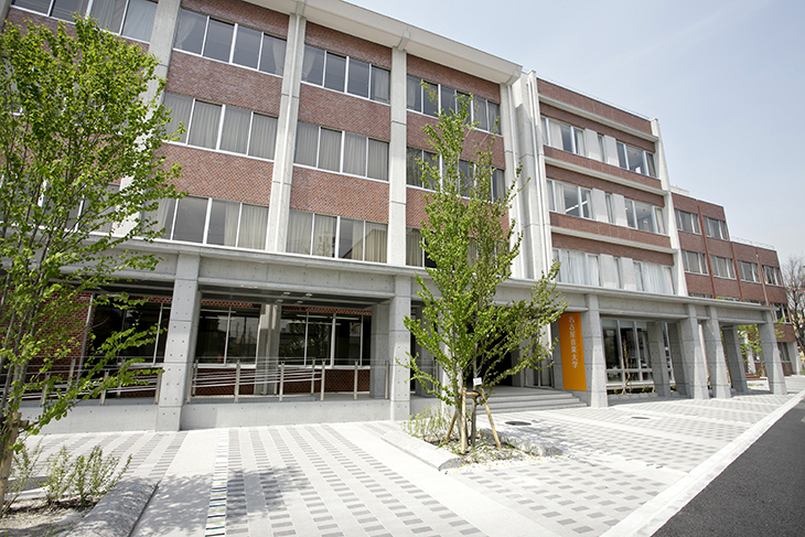 総学館